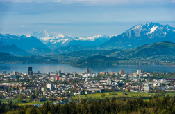 Blick über die Stadt Zug, den Zugersee und die Alpen
